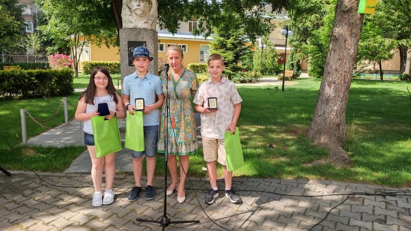 Четирима ученици от ОУ “Георги Кирков“ бяха отличени със специални плакети за високите си резултати на НВО