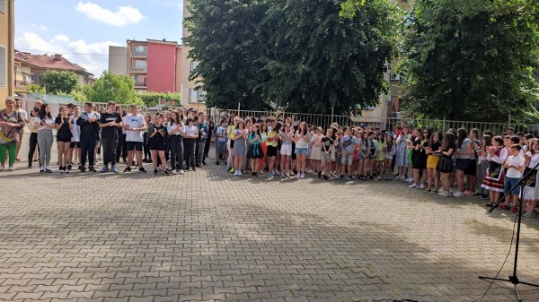 Четирима ученици от ОУ “Георги Кирков“ бяха отличени със специални плакети за високите си резултати на НВО