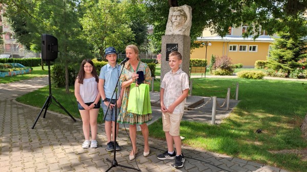 Четирима ученици от ОУ “Георги Кирков“ бяха отличени със специални плакети за високите си резултати на НВО