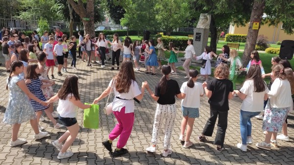 Четирима ученици от ОУ “Георги Кирков“ бяха отличени със специални плакети за високите си резултати на НВО