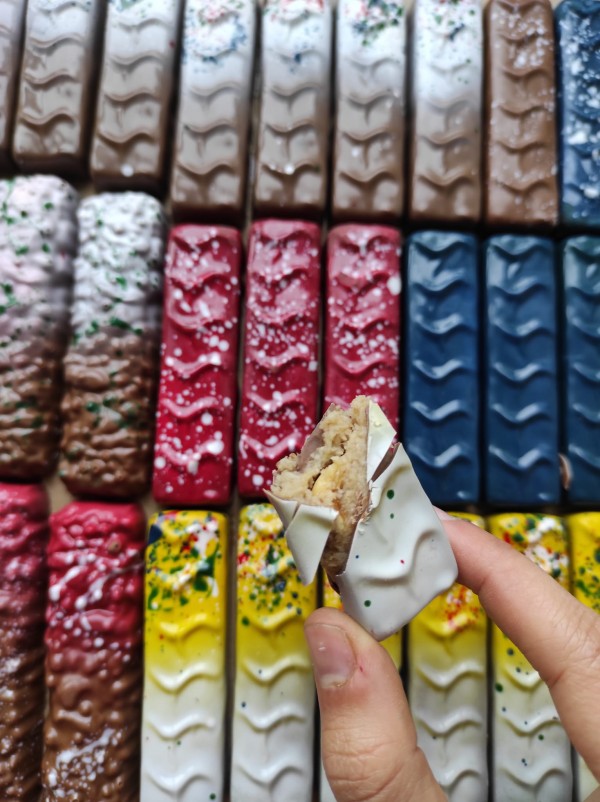 Казанлъчанката Марияна Оджакова създава шедьоври от шоколад, съчетавайки благоуханни български билки и традиционни мотиви