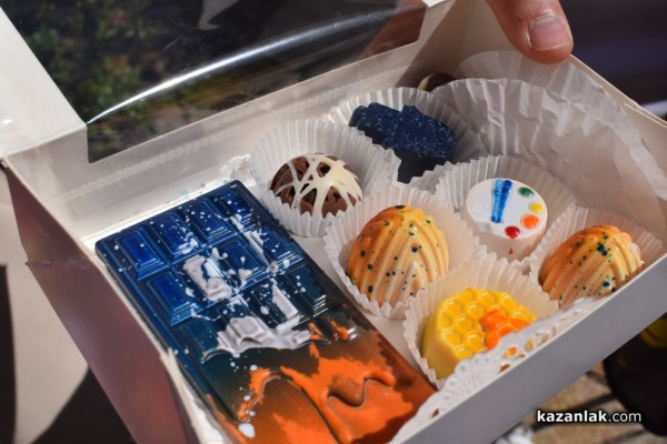 Казанлъчанката Марияна Оджакова създава шедьоври от шоколад, съчетавайки благоуханни български билки и традиционни мотиви