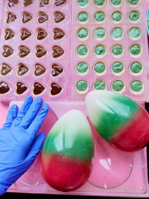 Казанлъчанката Марияна Оджакова създава шедьоври от шоколад, съчетавайки благоуханни български билки и традиционни мотиви