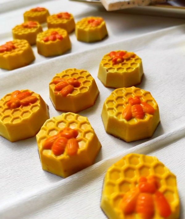 Казанлъчанката Марияна Оджакова създава шедьоври от шоколад, съчетавайки благоуханни български билки и традиционни мотиви