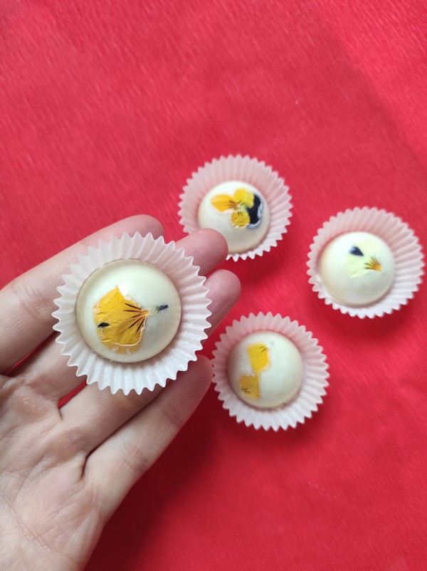 Казанлъчанката Марияна Оджакова създава шедьоври от шоколад, съчетавайки благоуханни български билки и традиционни мотиви