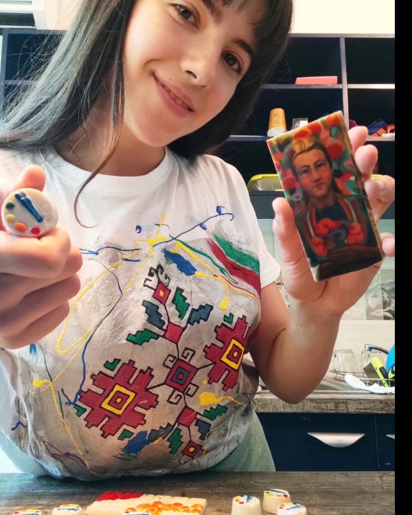 Казанлъчанката Марияна Оджакова създава шедьоври от шоколад, съчетавайки благоуханни български билки и традиционни мотиви