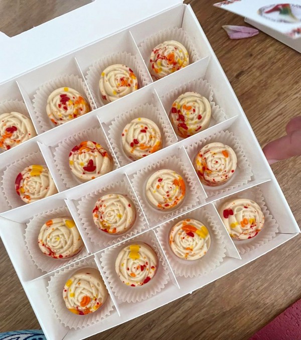 Казанлъчанката Марияна Оджакова създава шедьоври от шоколад, съчетавайки благоуханни български билки и традиционни мотиви