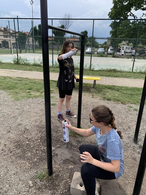 Младежи пребоядисаха спортно съоръжение