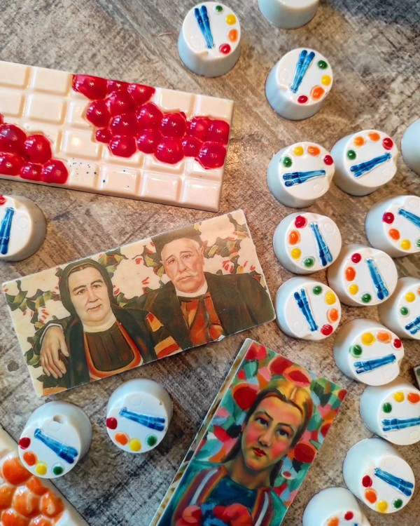 Казанлъчанката Марияна Оджакова създава шедьоври от шоколад, съчетавайки благоуханни български билки и традиционни мотиви