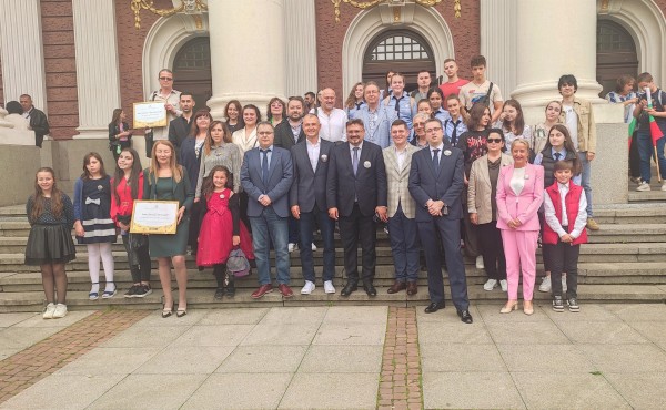 ОУ “Георги Кирков“ представи своя нов химн на празничен концерт в София 