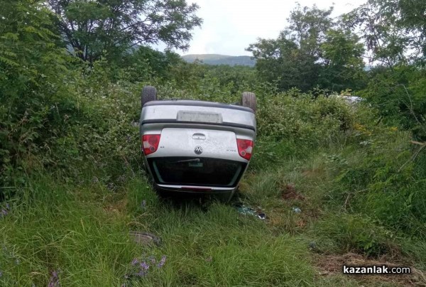 Шофьор излетя от пътя на разклона за Мъглиж, свали номерата и избяга