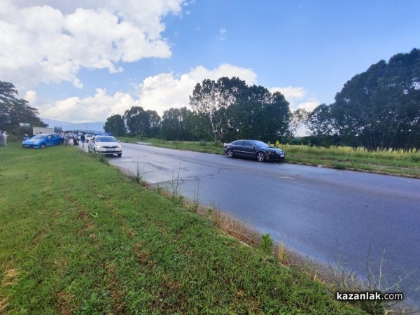 Две коли се блъснаха на пътя Казанлък-Бузовград