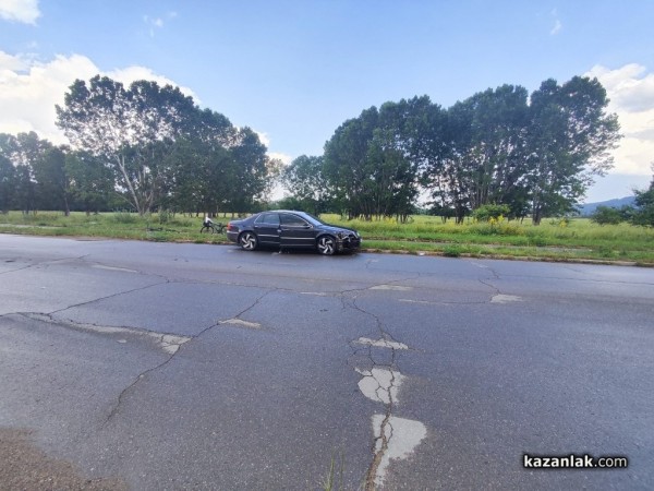 Две коли се блъснаха на пътя Казанлък-Бузовград