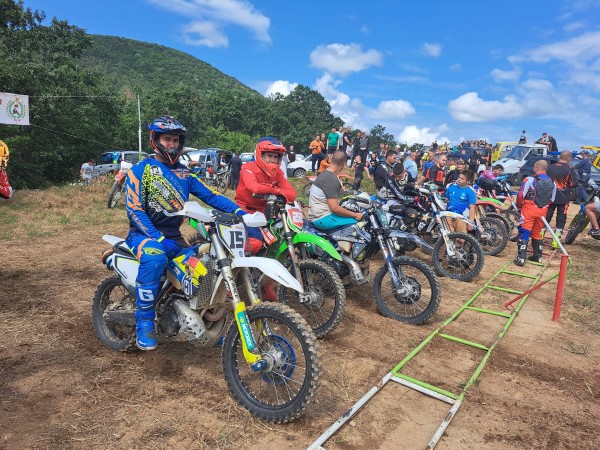 Силен интерес от състезатели и публика към мотокроса в с.Розово / Видео