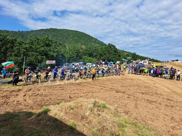 Силен интерес от състезатели и публика към мотокроса в с.Розово / Видео