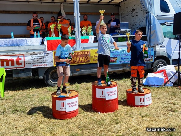 Силен интерес от състезатели и публика към мотокроса в с.Розово / Видео
