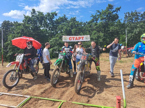 Силен интерес от състезатели и публика към мотокроса в с.Розово / Видео