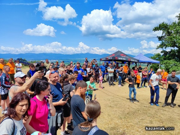 Силен интерес от състезатели и публика към мотокроса в с.Розово / Видео