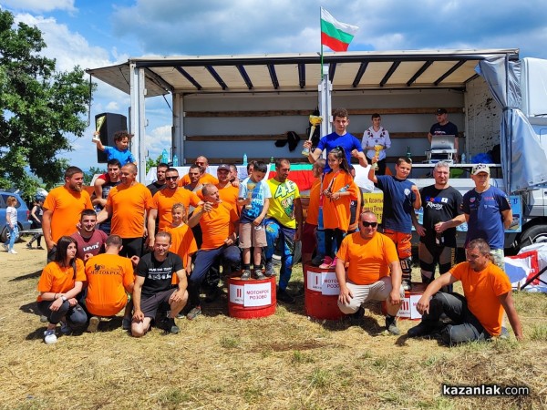 Силен интерес от състезатели и публика към мотокроса в с.Розово / Видео