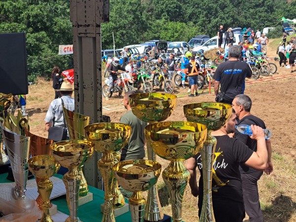 Силен интерес от състезатели и публика към мотокроса в с.Розово / Видео