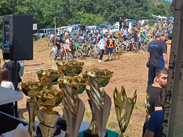 Силен интерес от състезатели и публика към мотокроса в с.Розово / Видео