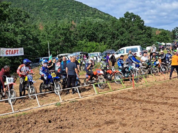 Силен интерес от състезатели и публика към мотокроса в с.Розово / Видео