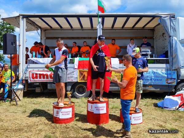 Силен интерес от състезатели и публика към мотокроса в с.Розово / Видео