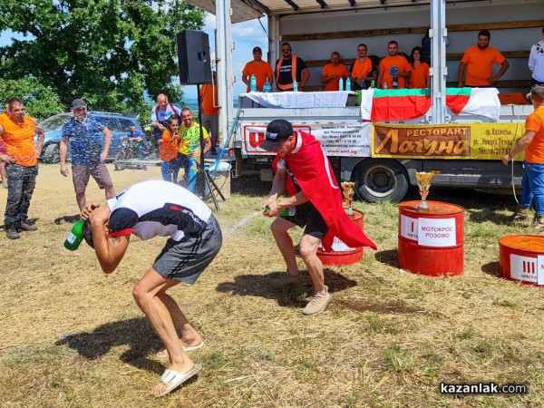Силен интерес от състезатели и публика към мотокроса в с.Розово / Видео