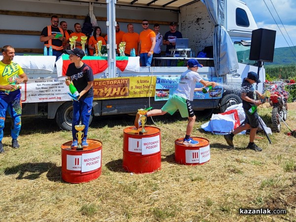 Силен интерес от състезатели и публика към мотокроса в с.Розово / Видео