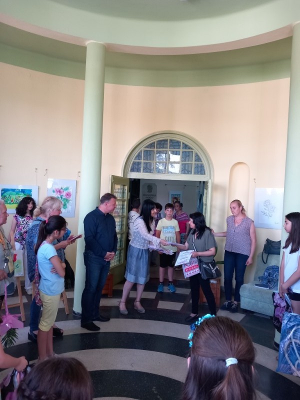 Наградиха победителите в ученическия конкурс „Розата – Царицата на Долината”