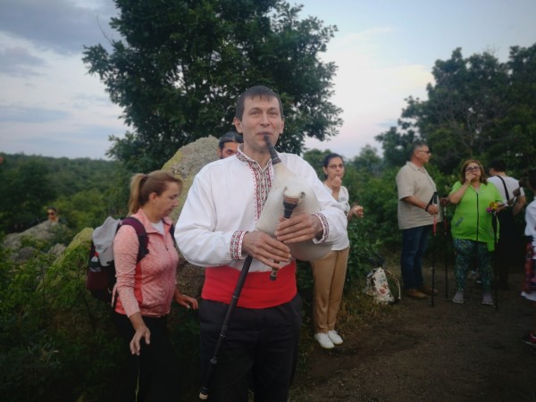 Десетки посрещнаха лятното слънцестоене на Мегалита