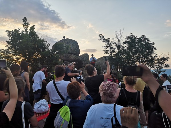 Десетки посрещнаха лятното слънцестоене на Мегалита