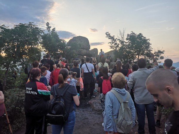 Десетки посрещнаха лятното слънцестоене на Мегалита