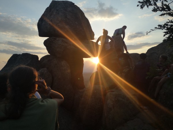 Десетки посрещнаха лятното слънцестоене на Мегалита