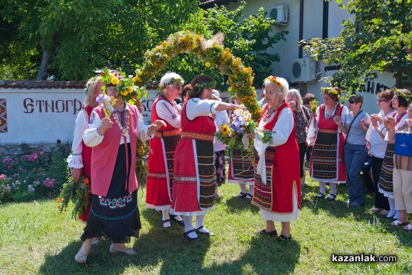 На Еньовден казанлъчани ще минават през венец от 77 билки / Новини от Казанлък