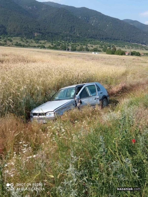 Бус, джип и учебна кола катастрофираха край Мъглиж