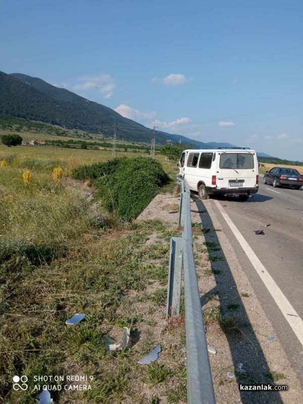 Бус, джип и учебна кола катастрофираха край Мъглиж