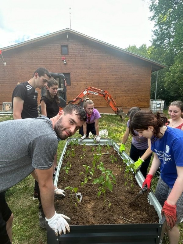 Новопристигналите доброволци на “Взаимопомощ“ започнаха работа по еко проекта на сдружението