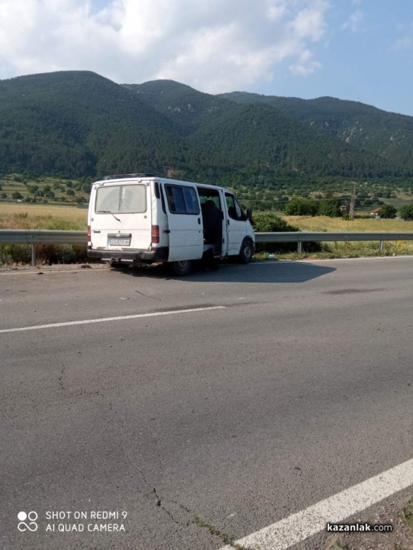 Бус, джип и учебна кола катастрофираха край Мъглиж