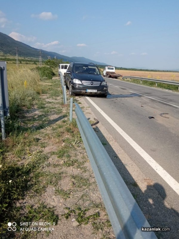 Бус, джип и учебна кола катастрофираха край Мъглиж