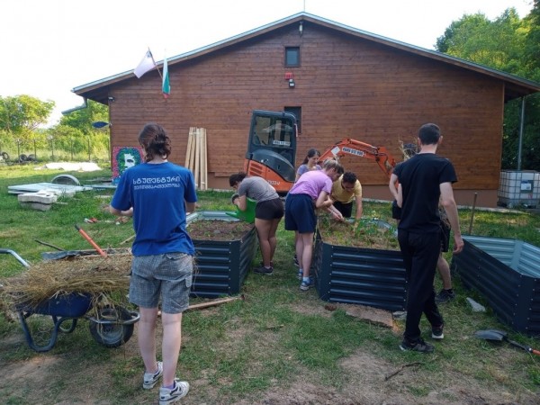 Новопристигналите доброволци на “Взаимопомощ“ започнаха работа по еко проекта на сдружението