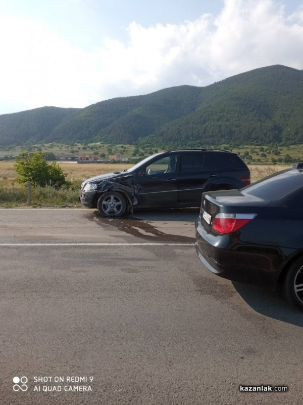 Бус, джип и учебна кола катастрофираха край Мъглиж