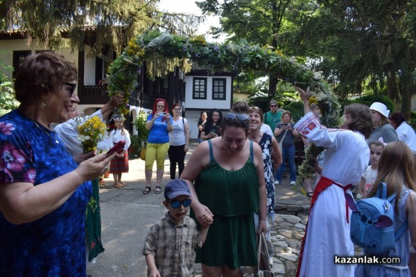 Десетки казанлъчани минаха под еньовския венец за здраве