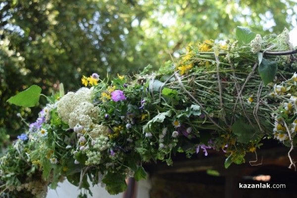 Десетки казанлъчани минаха под еньовския венец за здраве