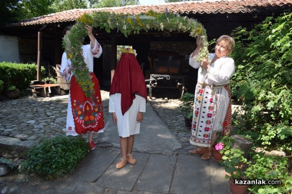 Десетки казанлъчани минаха под еньовския венец за здраве