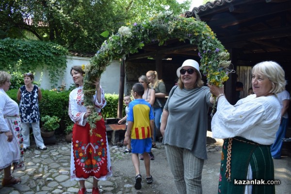 Десетки казанлъчани минаха под еньовския венец за здраве