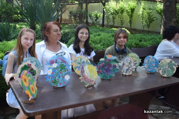 Десетки казанлъчани минаха под еньовския венец за здраве