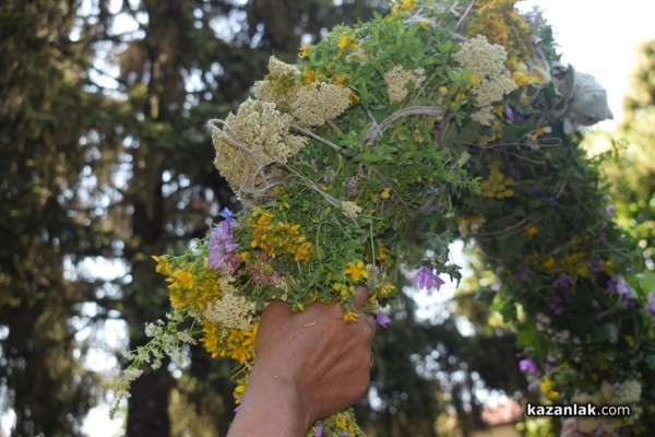 Десетки казанлъчани минаха под еньовския венец за здраве