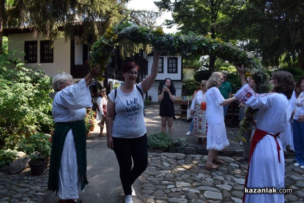 Десетки казанлъчани минаха под еньовския венец за здраве