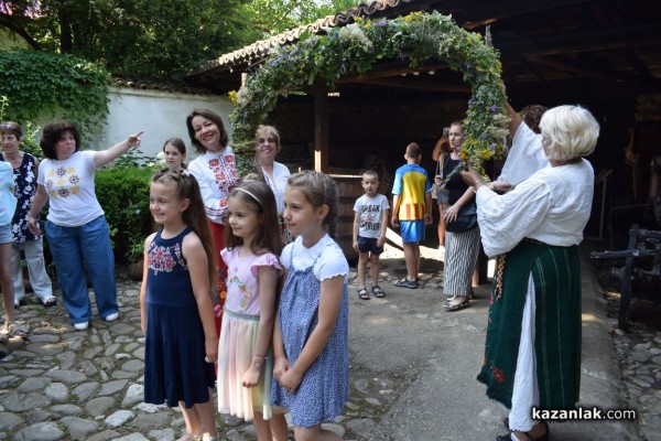 Десетки казанлъчани минаха под еньовския венец за здраве